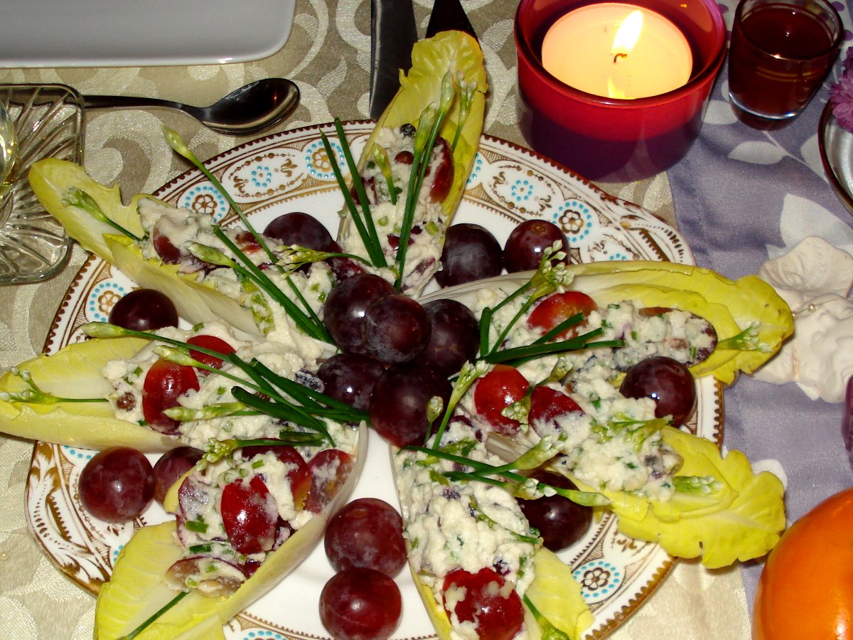 Chickoree gefüllt mit Roten Trauben